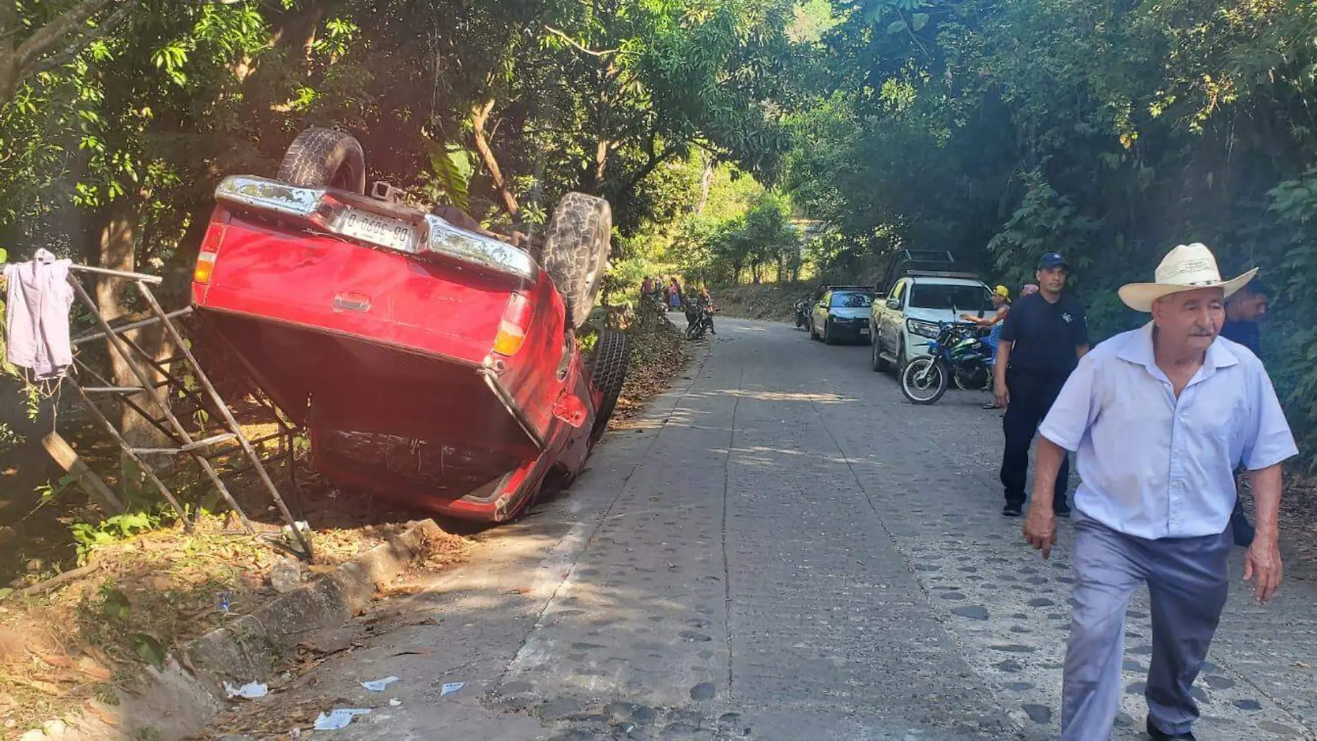 camioneta roja volcada